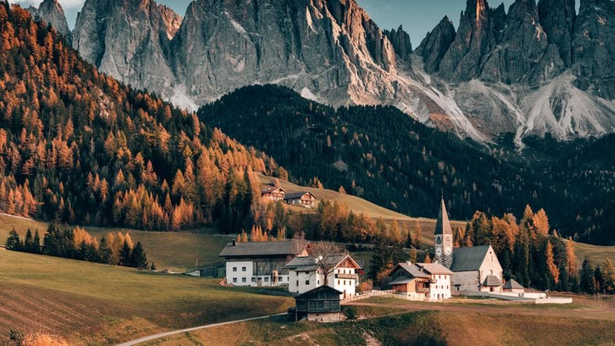 In autunno il paese di Funes e la sua valle in Alto Adige diventano magiche