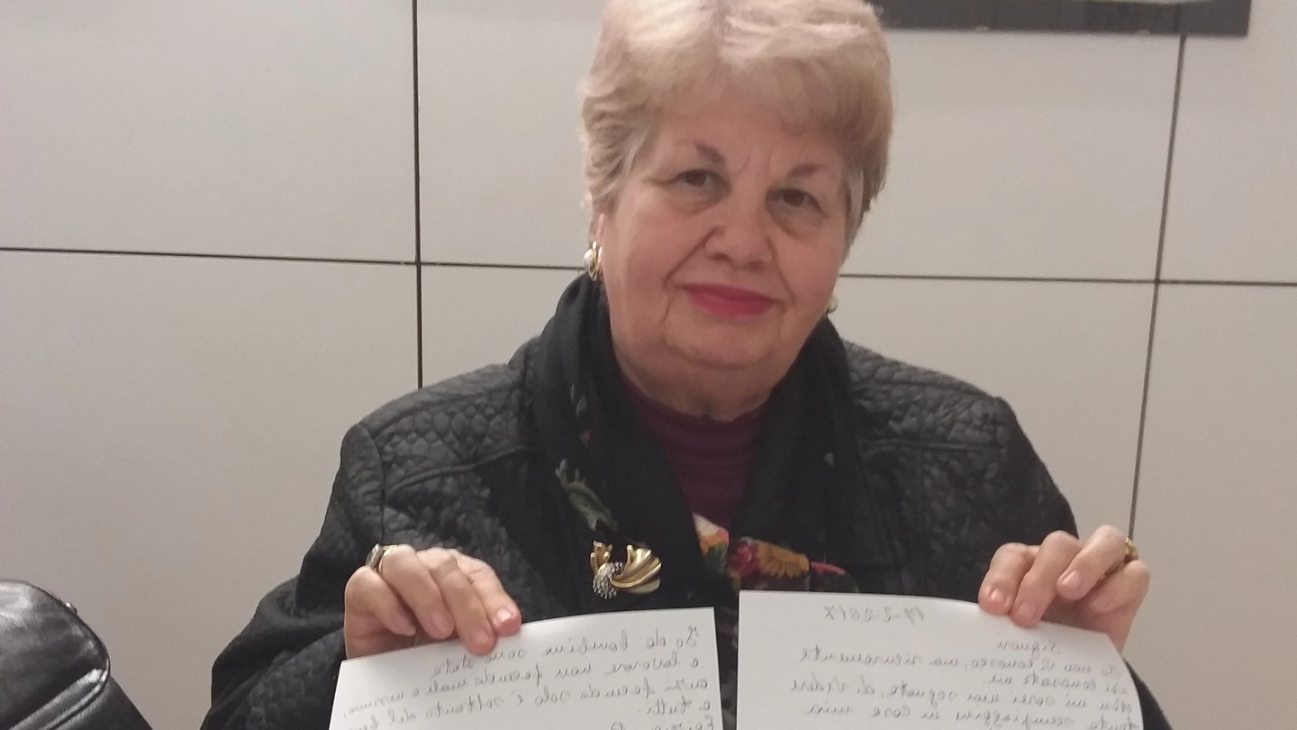 Giovanna Iannò, 74 anni, mostra la lettera inviata ai ladri: «Che Dio vi perdoni. Nelle mie preghiere mi ricorderò di voi»