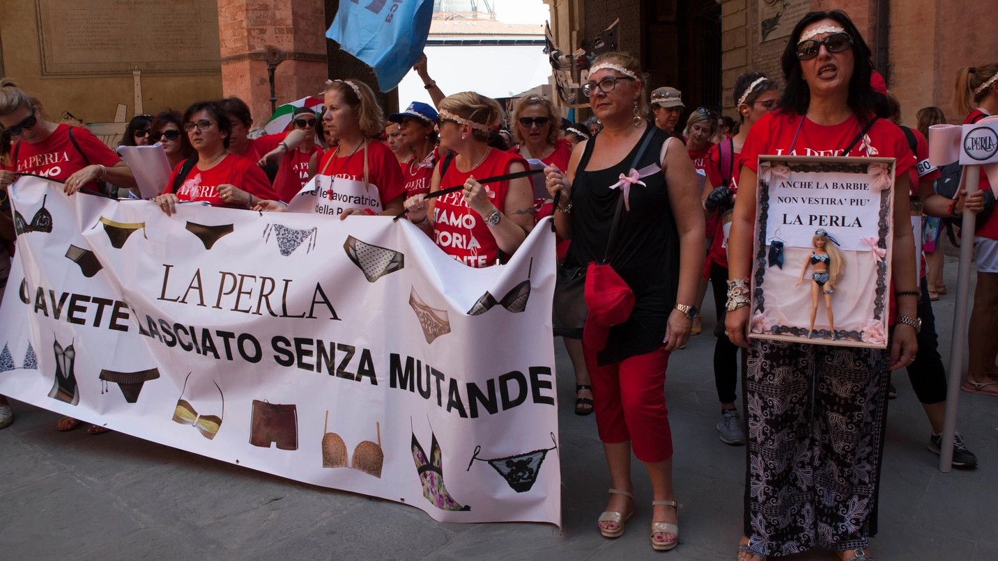 Il corteo delle lavoratrici La Perla (Foto Schicchi)