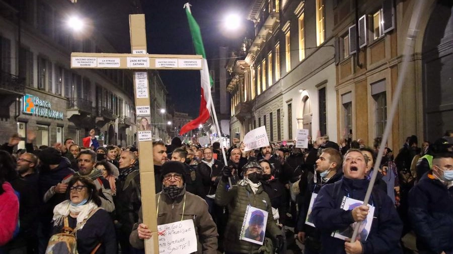 Manifestanti no Green pass a Milano (Ansa)
