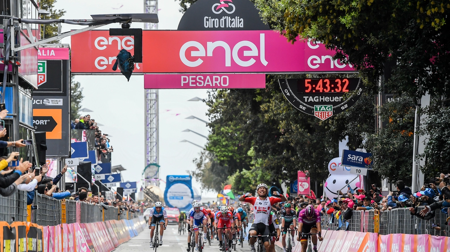 Ewan taglia il traguarda dell'ottava tappa del Giro d'Italia 2019, a Pesaro (Lapresse)