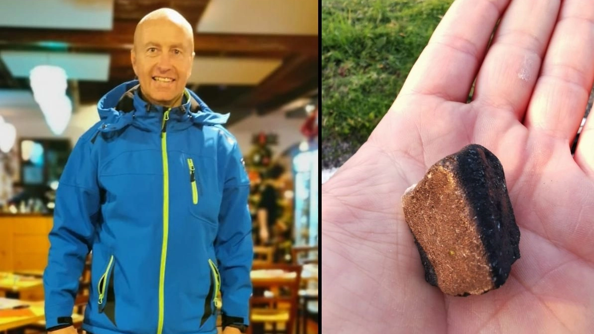 Il mirandolese Davide Gaddi e un frammento di meteorite trovato sull’argine del Secchia