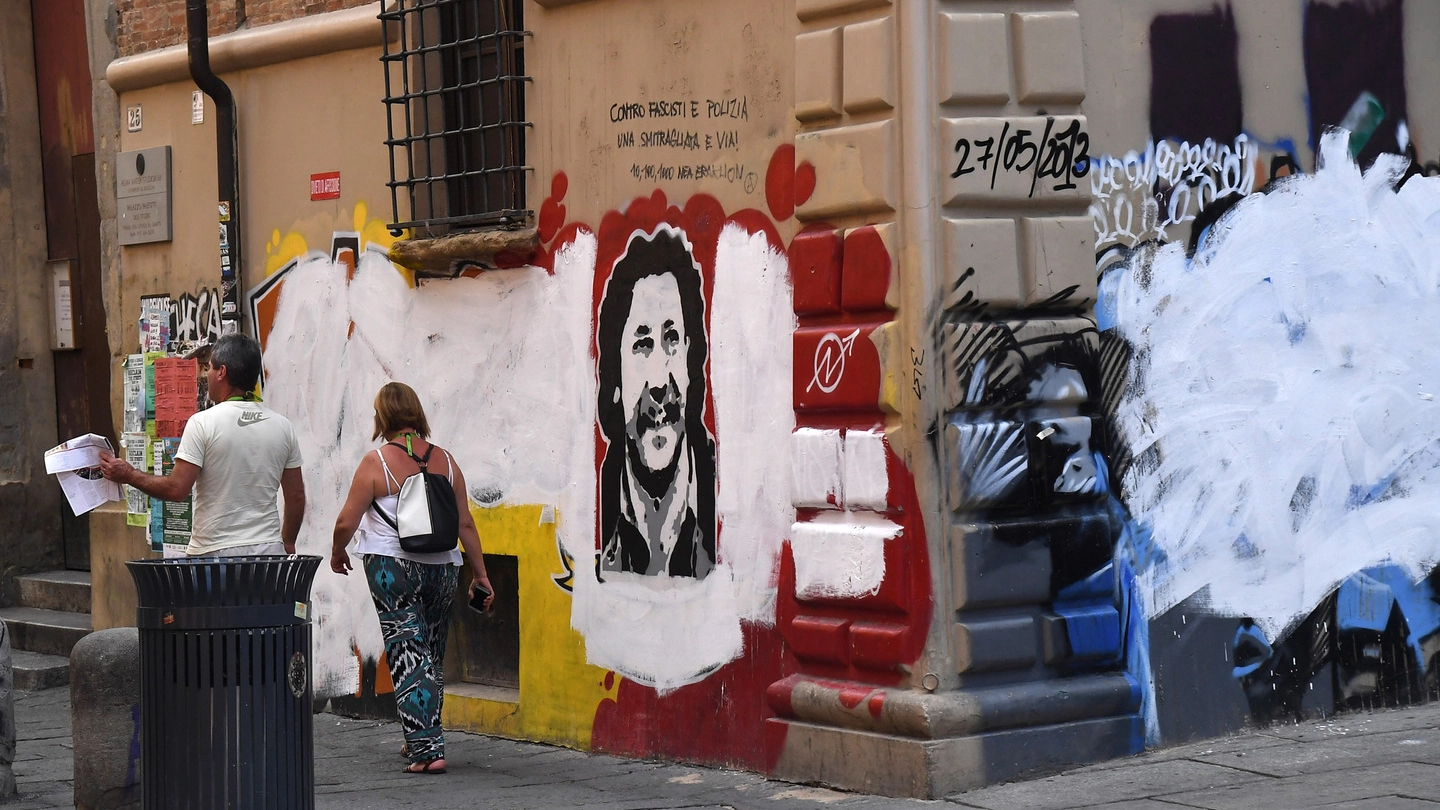 Coperti di vernice bianca i murales del Cua in piazza Verdi a Bologna (foto Schicchi)