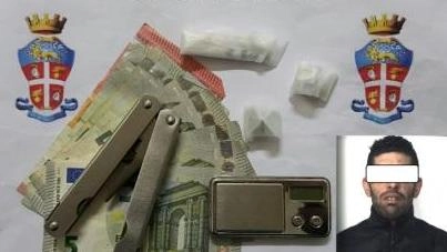 La droga e il materiale sequestrato e la foto segnaletica del ‘libico’