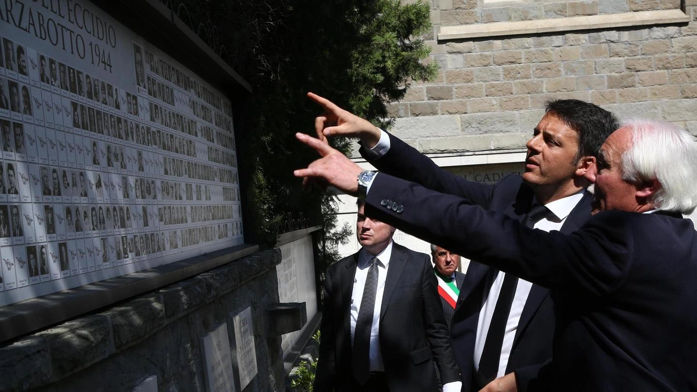 Il premier Matteo Renzi al sacrario di Marzabotta nel 70esimo anniversario della Resistenza (Foto Ansa)