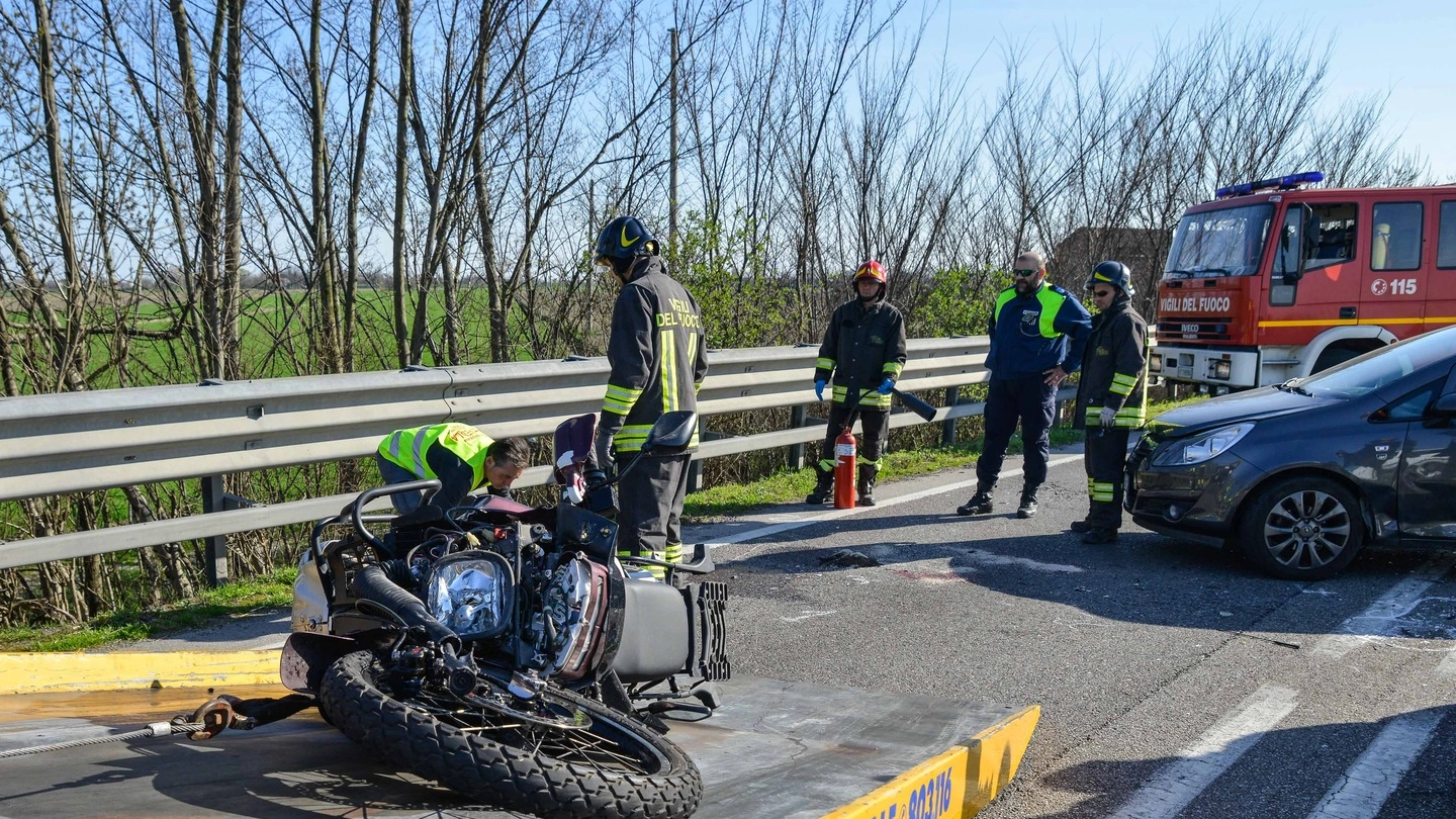 Rovigo, scontro mortale fra auto e moto (Foto Donzelli)