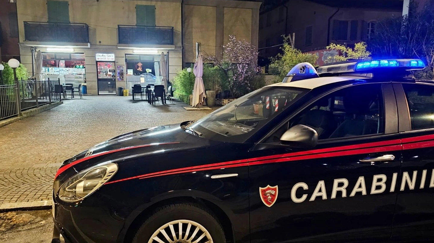 La gazzella dei carabinieri davanti al bar