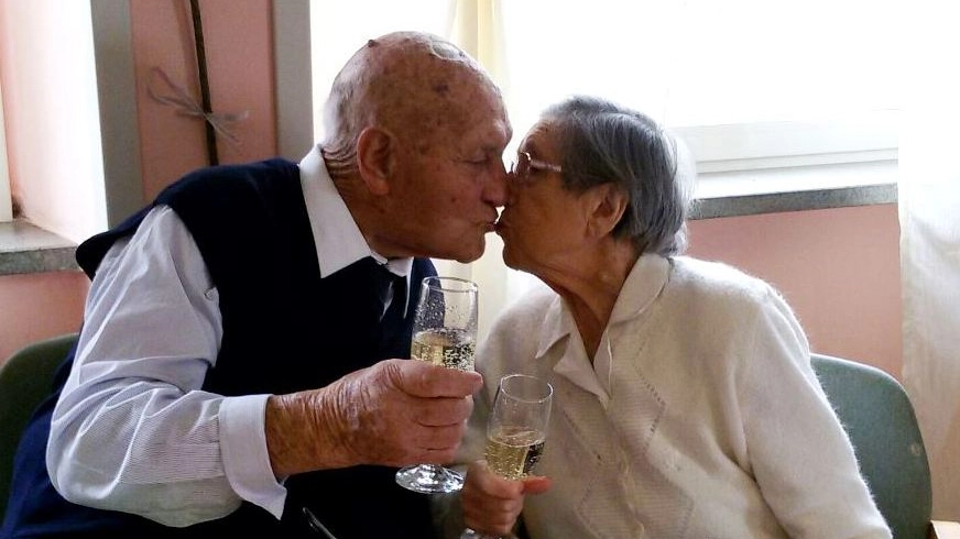 AMORE ETERNO Una foto dei due coniugi morti risalente ad aprile: celebravano i 67 anni di matrimonio