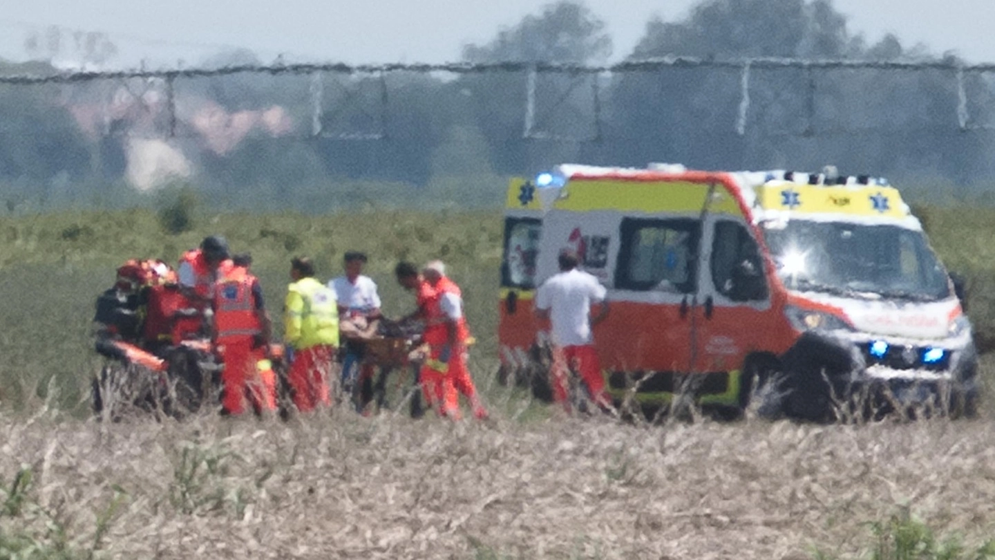 Ravenna, incidente in fase di atterraggio, paura per un paracadutista (foto Corelli)