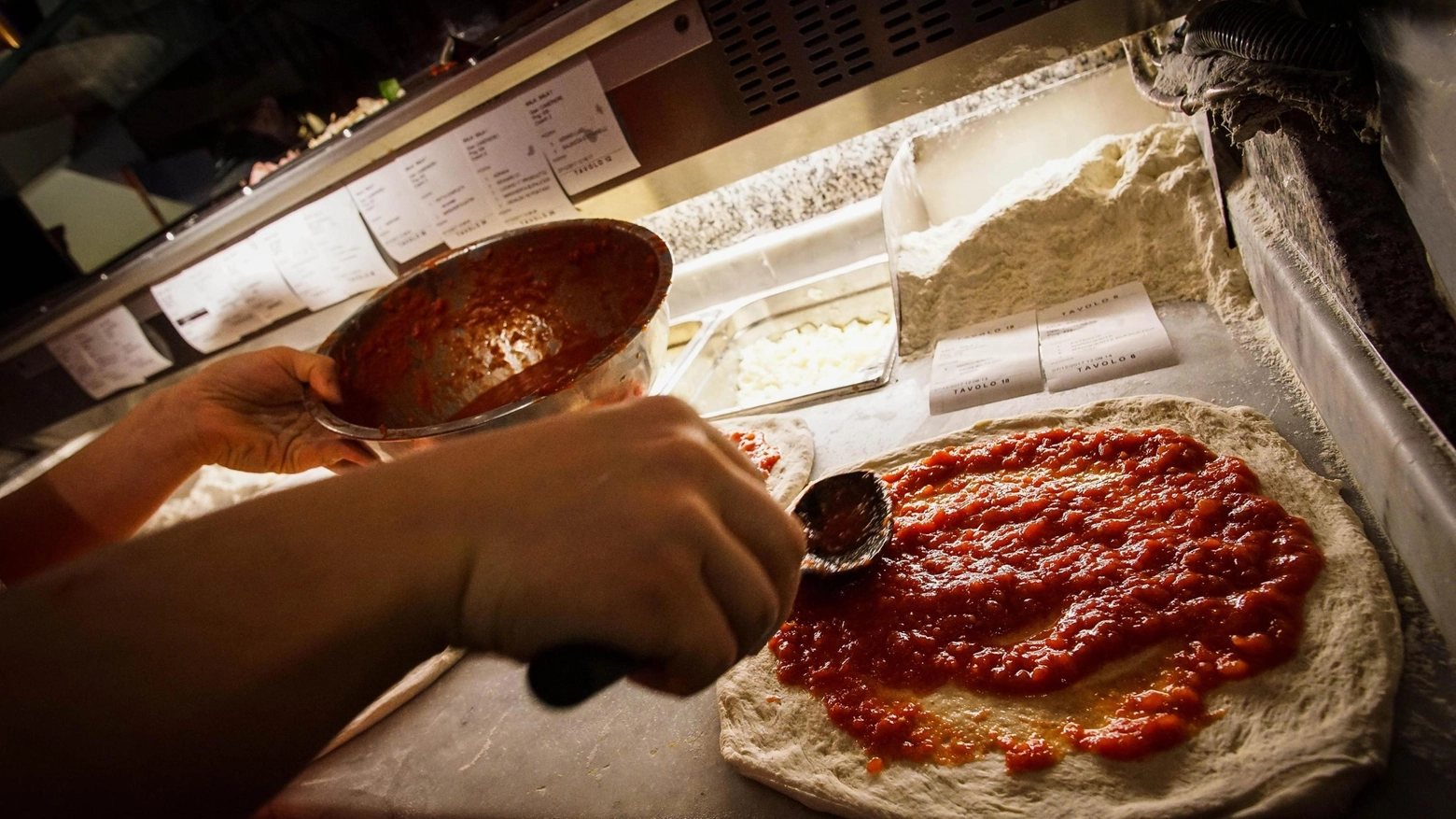 La preparazione di una pizza (foto Ansa)
