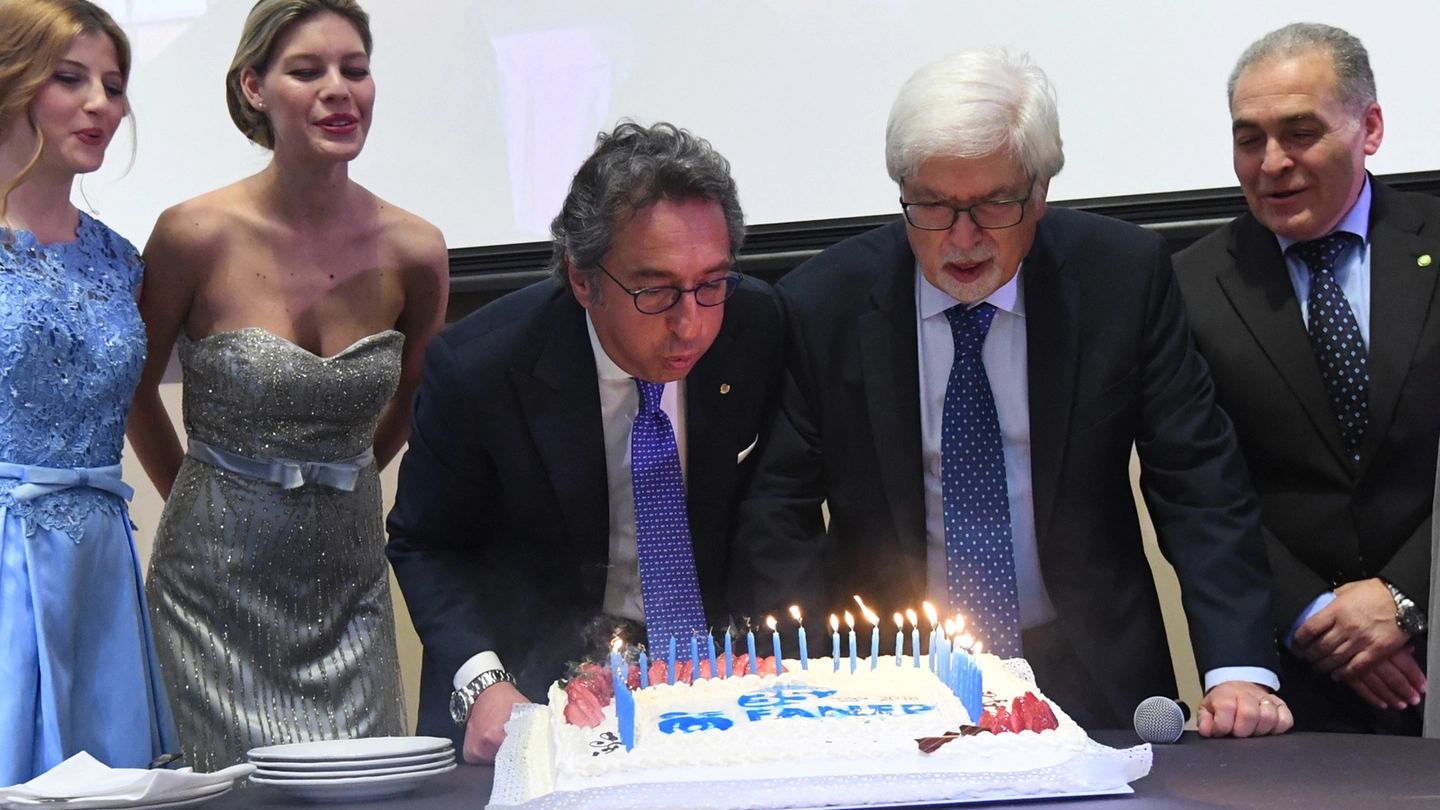 Il presidente Valentino Di Pisa e il professor Emilio Franzoni spengono le candeline della Fanep