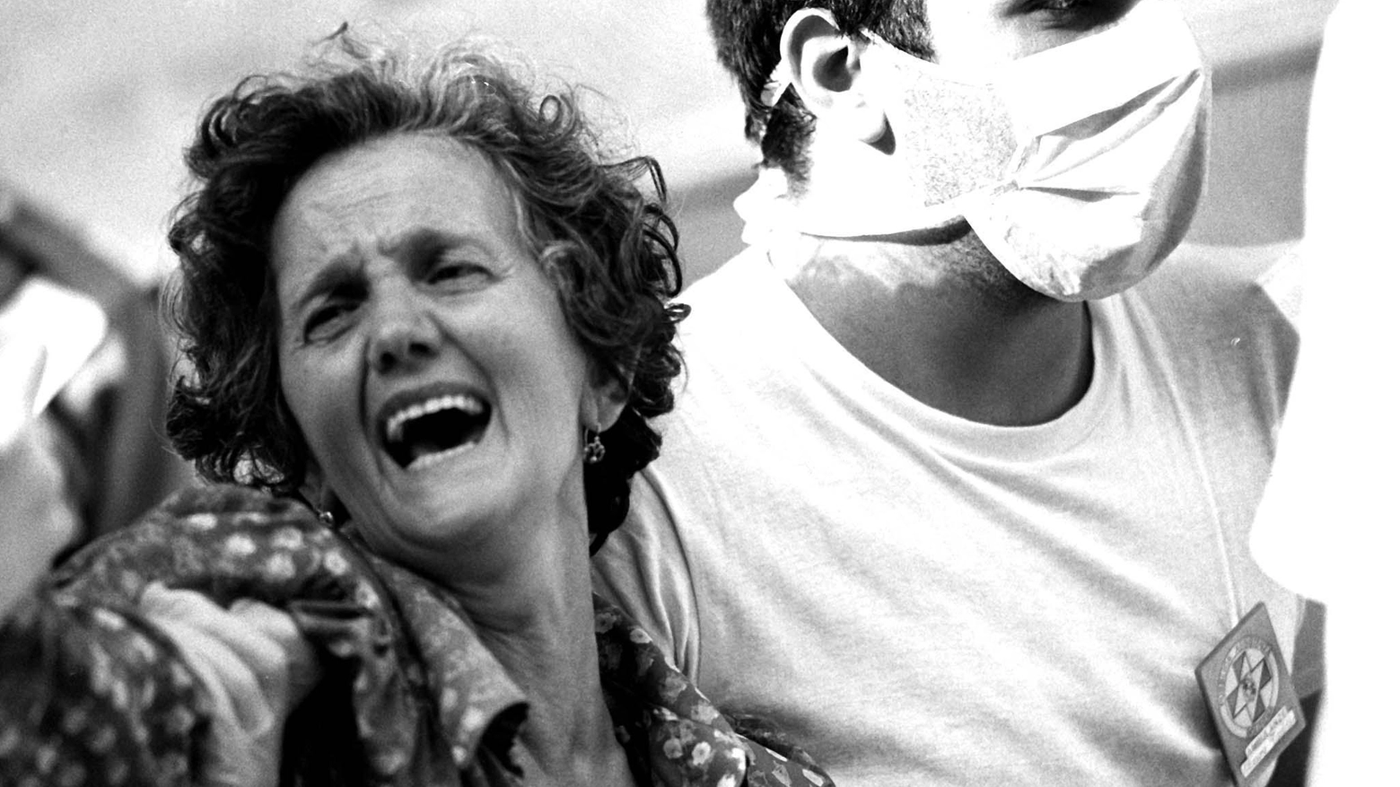 Una donna piange mentre viene soccorsa dopo la strage di Bologna del 2 agosto 198