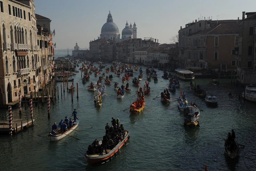 Carnevale di Venezia 2023 la sfilata sul Canal Grande