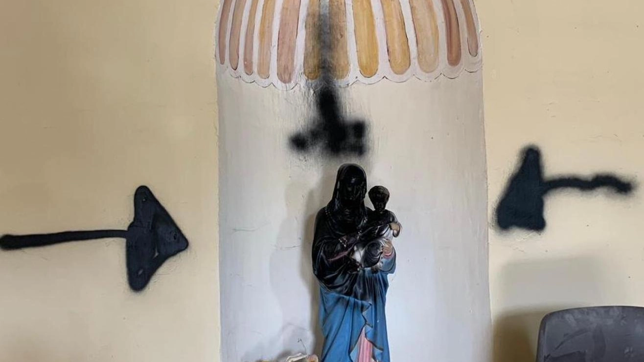 Camerino, atti vandalici in chiesa: la statua della Madonna imbrattata