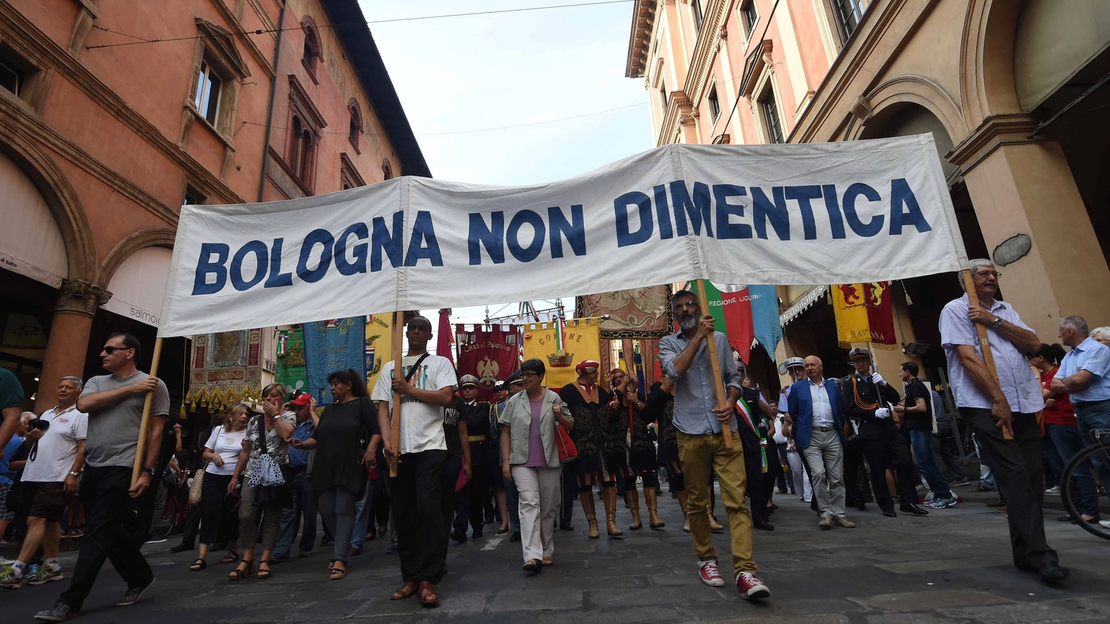 Una manifestazione a Bologna per ricordare la strage alla stazione  