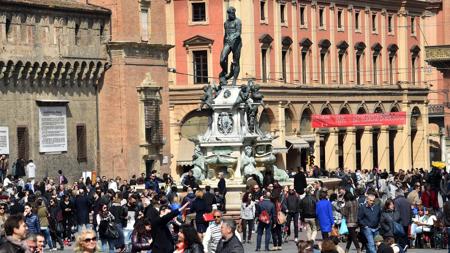 Bologna, piazza del Nettuno affollata dai turisti (FotoSchicchi)