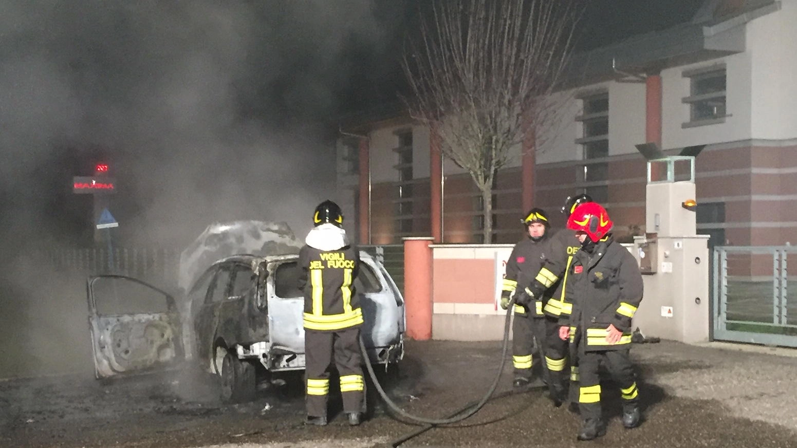 L'auto in fiamme a Poviglio