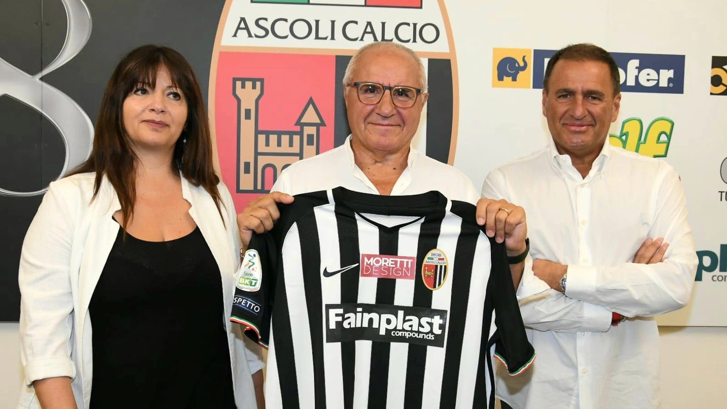 La nuova maglia dell'Ascoli Calcio (Foto LaBolognese)