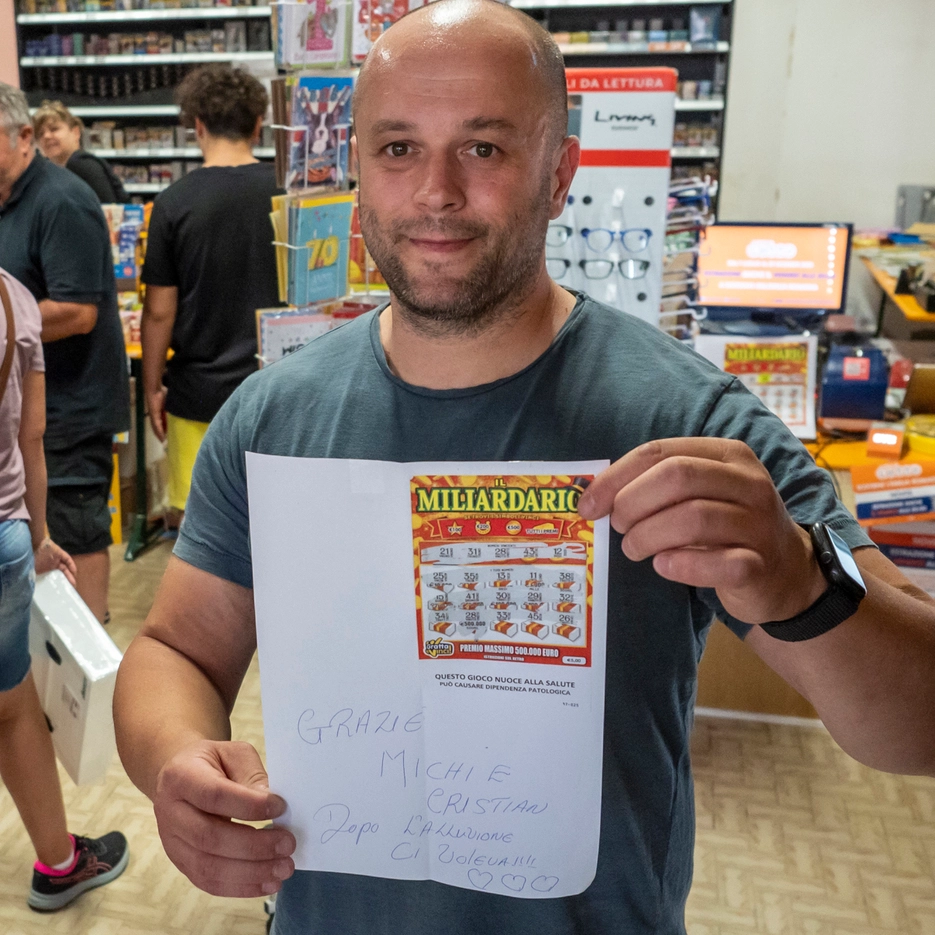 Cristian Portolani mostra il biglietto che ha trovato nella buchetta della posta