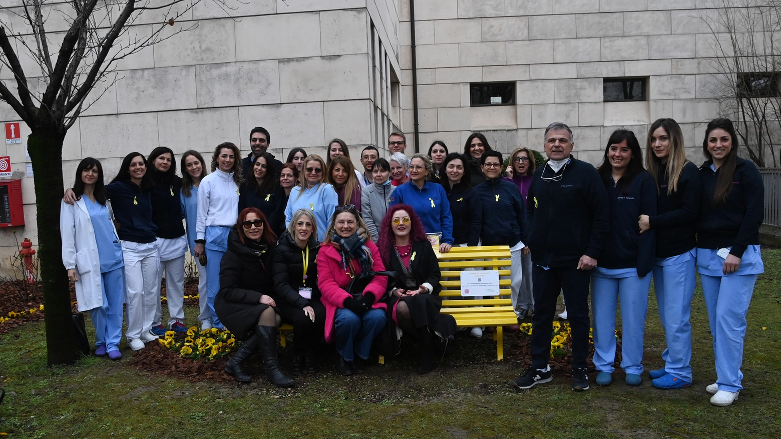 La panchina gialla installata al Sant'Orsola "per far luce sull'endometriosi"