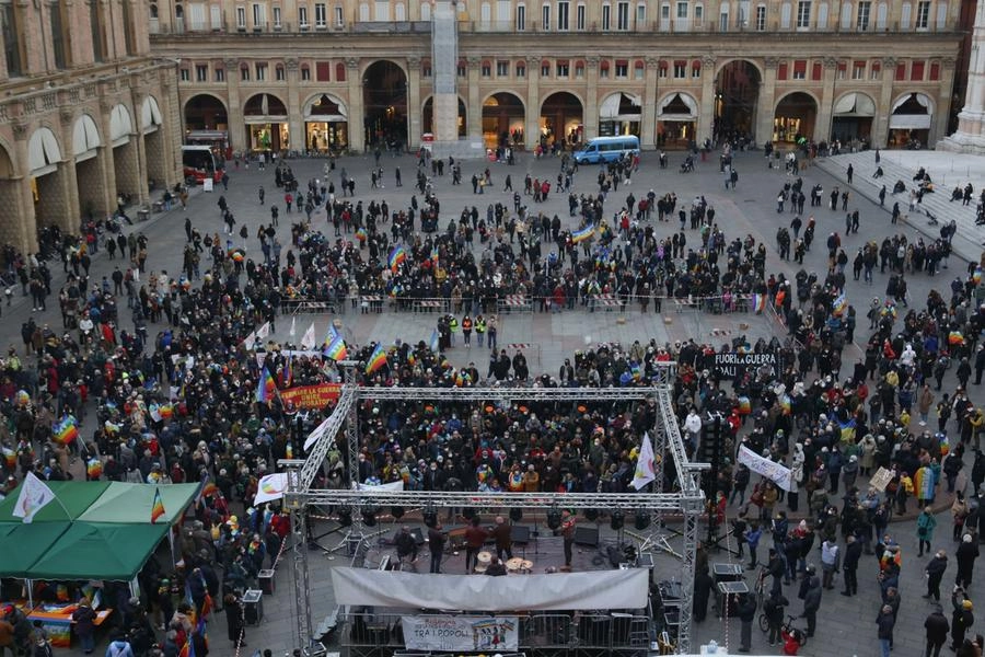 Molta gente si è radunata in piazza Maggiore