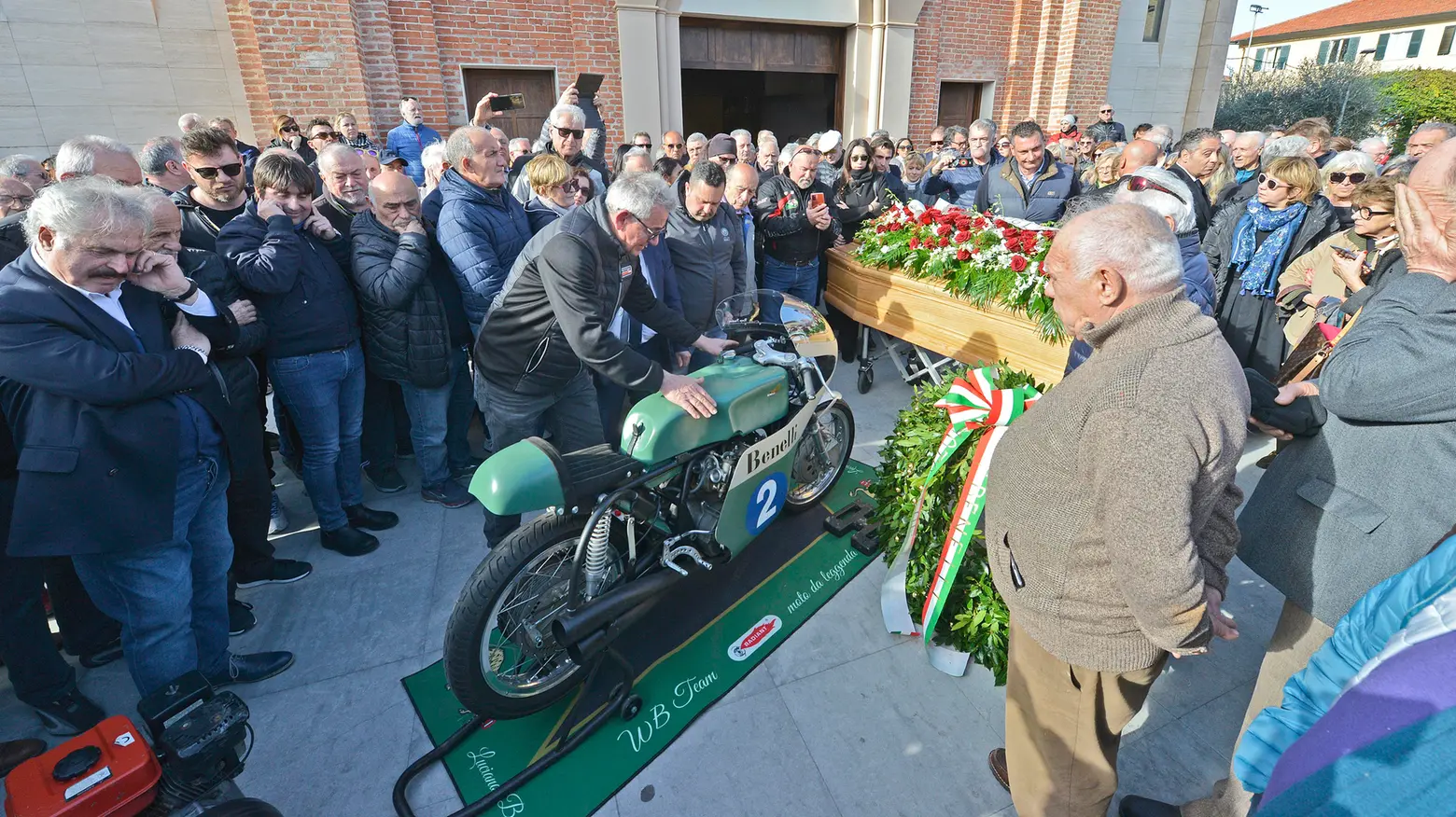 I funerali Luciano Battisti: il rombo della Benelli dopo la cerimonia (Toni)