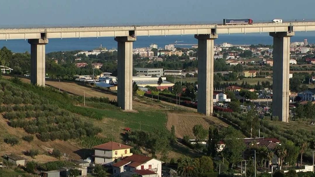 Il viadotto da dove si è lanciato l'uomo di 43 anni di Osimo 