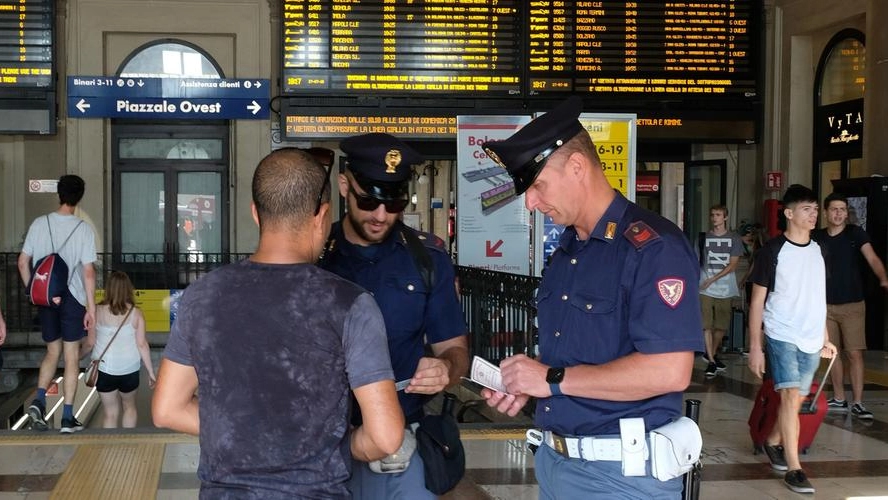 Bologna, controlli di polizia in stazione (immagine di repertorio)