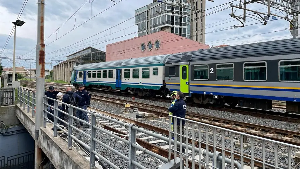 Tragedia a Civitanova, morta una donna investita dal treno
