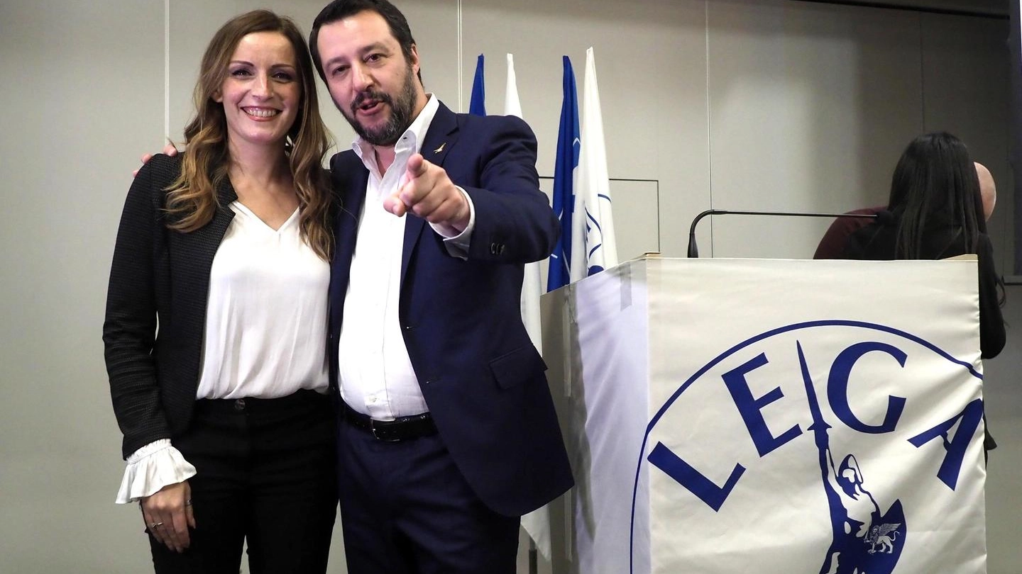 Lucia Borgonzoni con Matteo Salvini (Ansa)