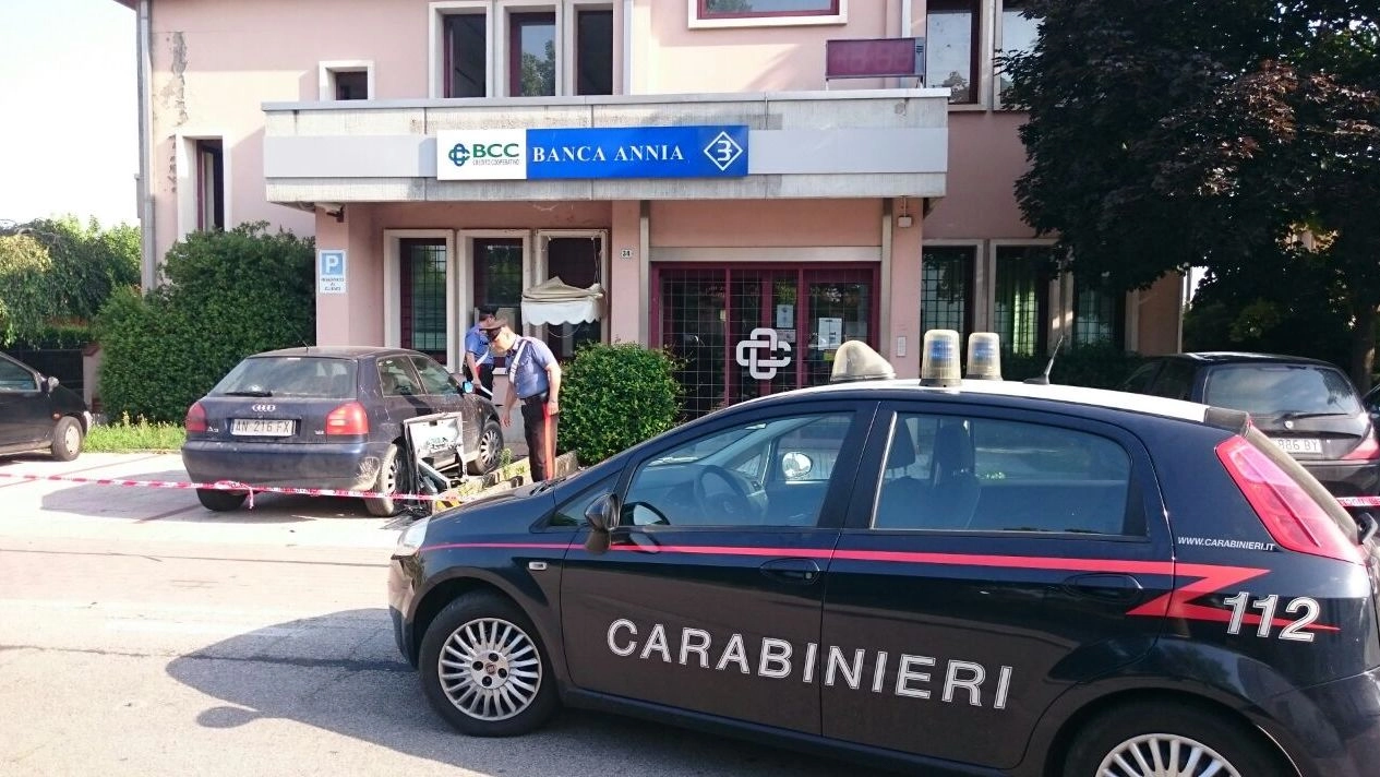I carabinieri davanti alla banca