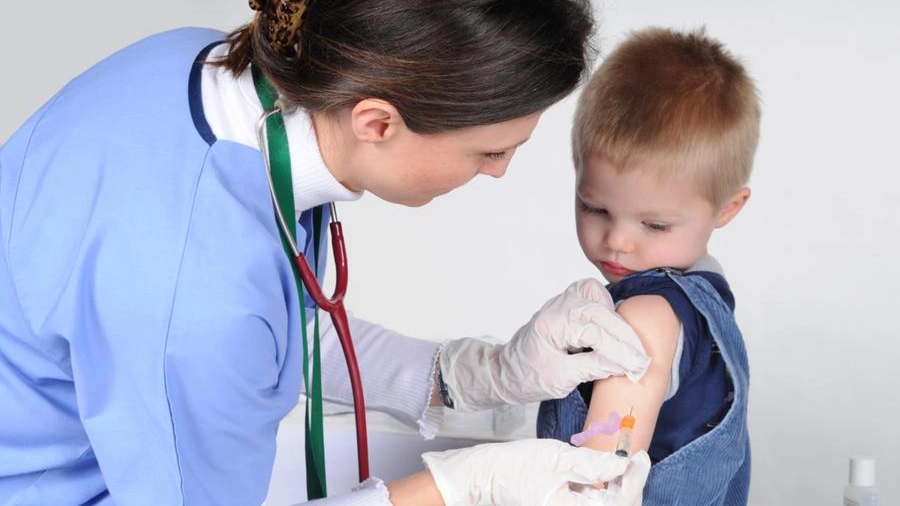 La vaccinazione di un bambino, foto d'archivio
