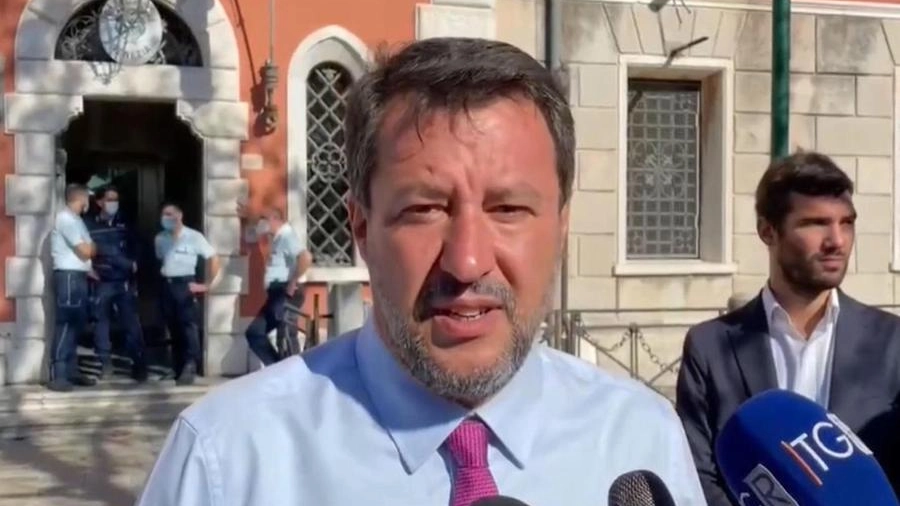 Salvini davanti al carcere di Venezia