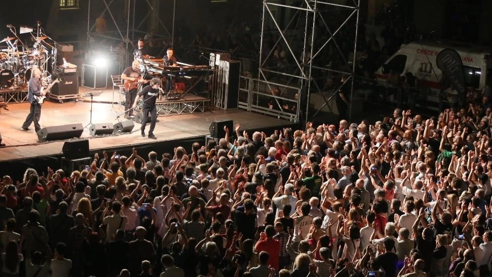 Piazza Matteotti gremita per un concerto di 'Imola in musica'