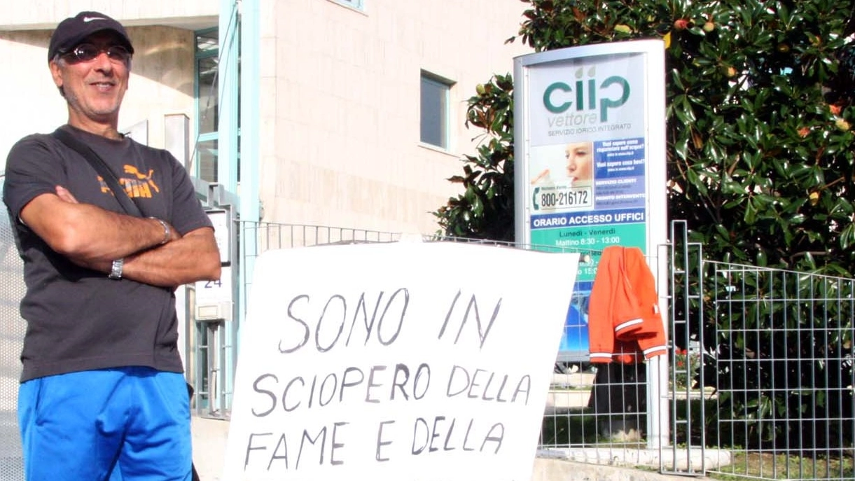 Maurizio Mancini, 53 anni, chiede di essere riassunto  e ha iniziato la sua protesta davanti ai cancelli del Ciip