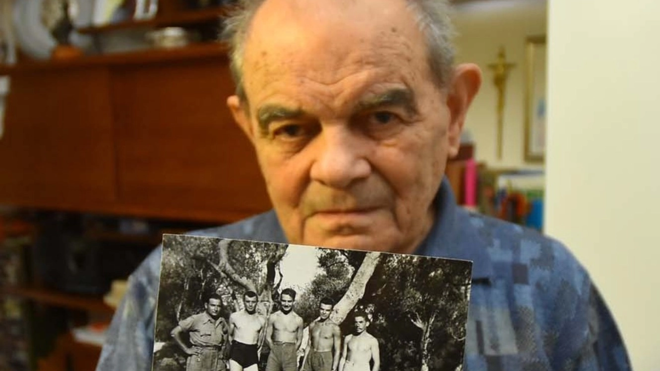 Armando Rituani, 94 anni, mostra la foto di lui (secondo da destra) a Cefalonia