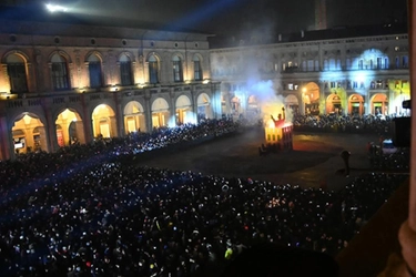 Capodanno 2023 a Bologna, musica, spettacolo e il rogo del vecchione: la città saluta il nuovo anno