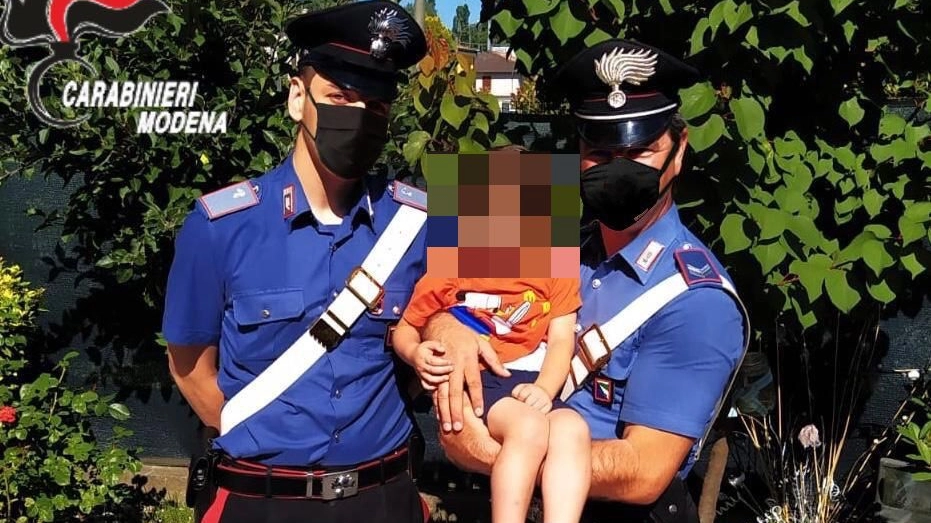 Il bambino salvato con i carabinieri