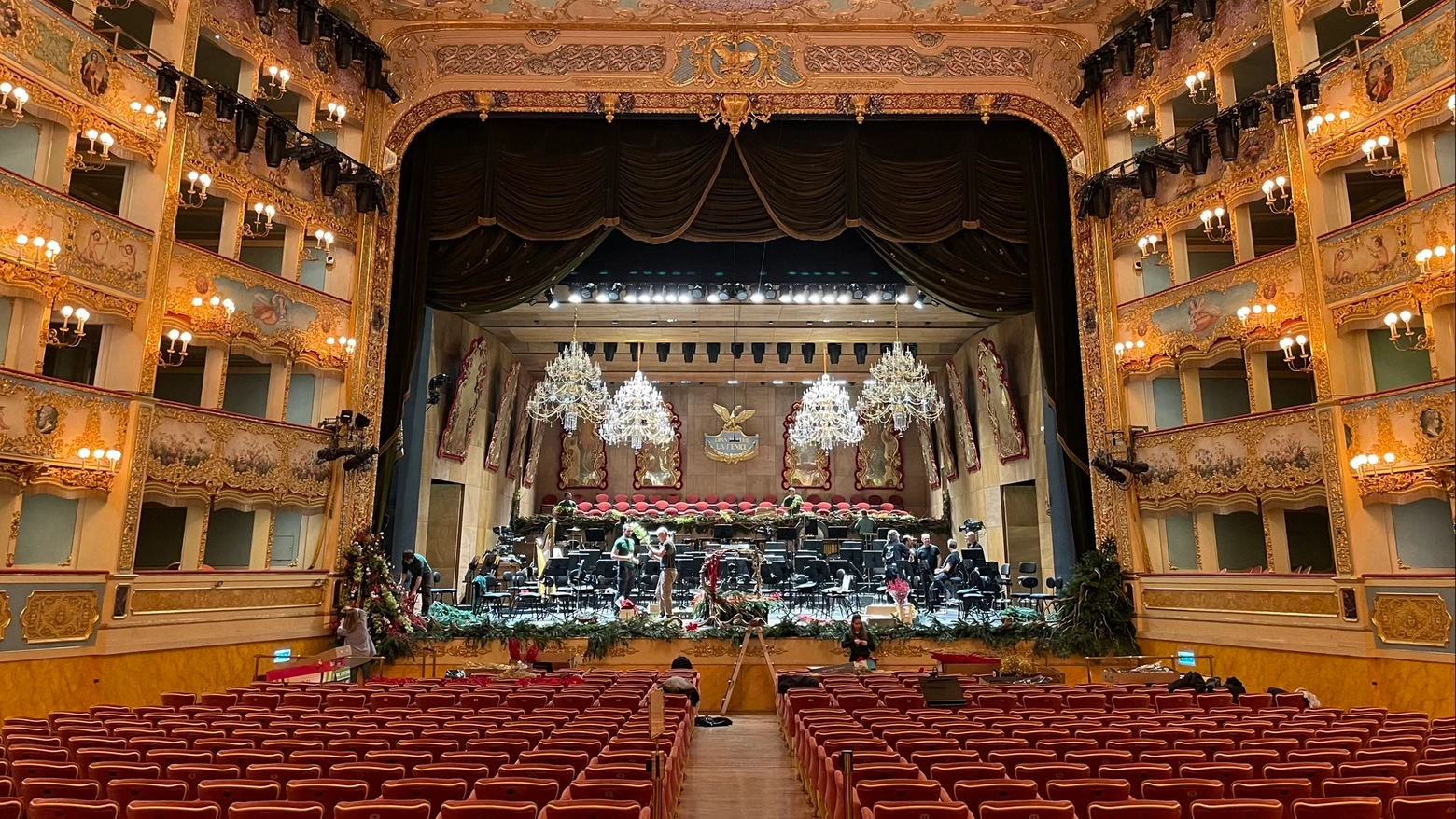 Il teatro La Fenice di Venezia durante l'allestimento del concerto di Capodanno (da Facebook)