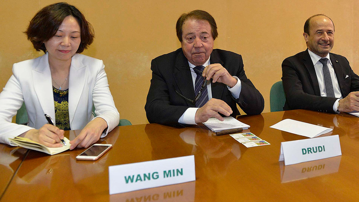 L’incontro fra la delegazione cinese e gli imprenditori del pesarese, con il presidente della Camera di Commercio di Pesaro e Urbino Alberto Drudi (Fotoprint)