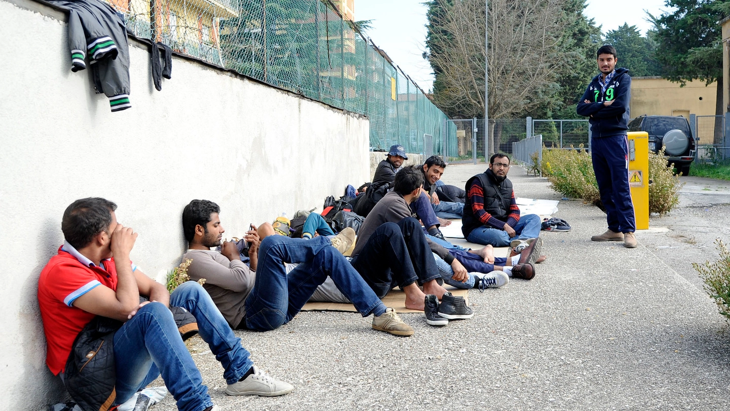 Profughi pakistani arrivati a Macerata (foto Calavita)