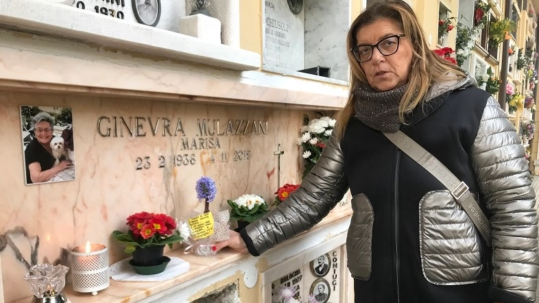Cristina Del Bianco mostra una delle tombe saccheggiate dai ladri