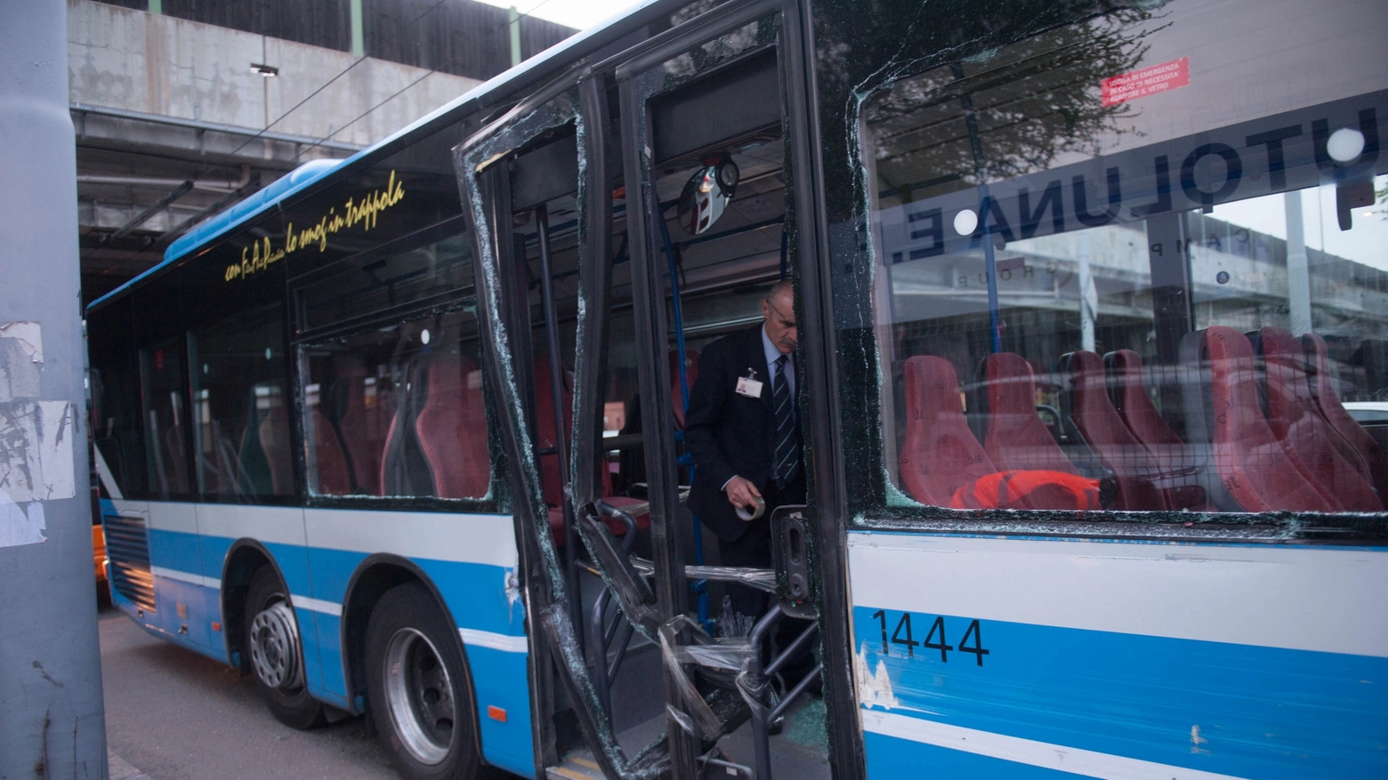 La porta del bus della linea 87 andata in frantumi (Schicchi)