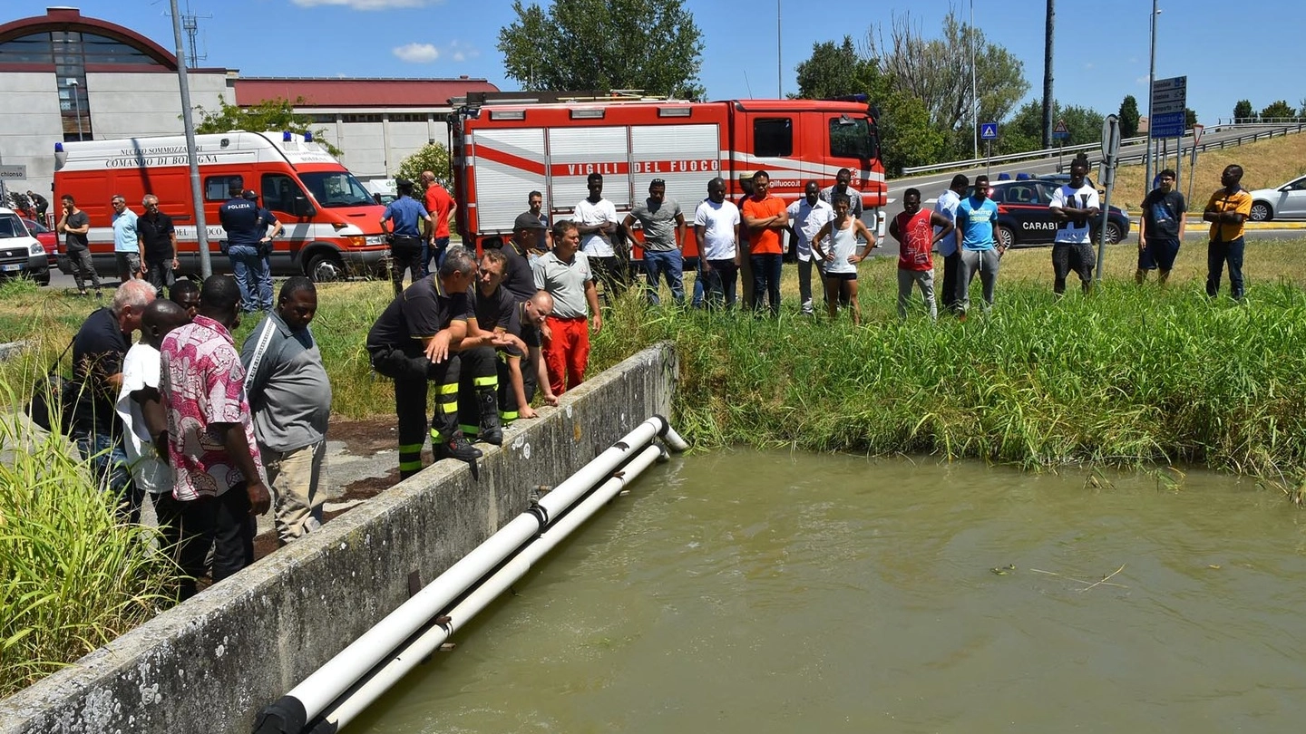 Reggio Emilia, cadavere di un uomo nel canale (foto Artioli)
