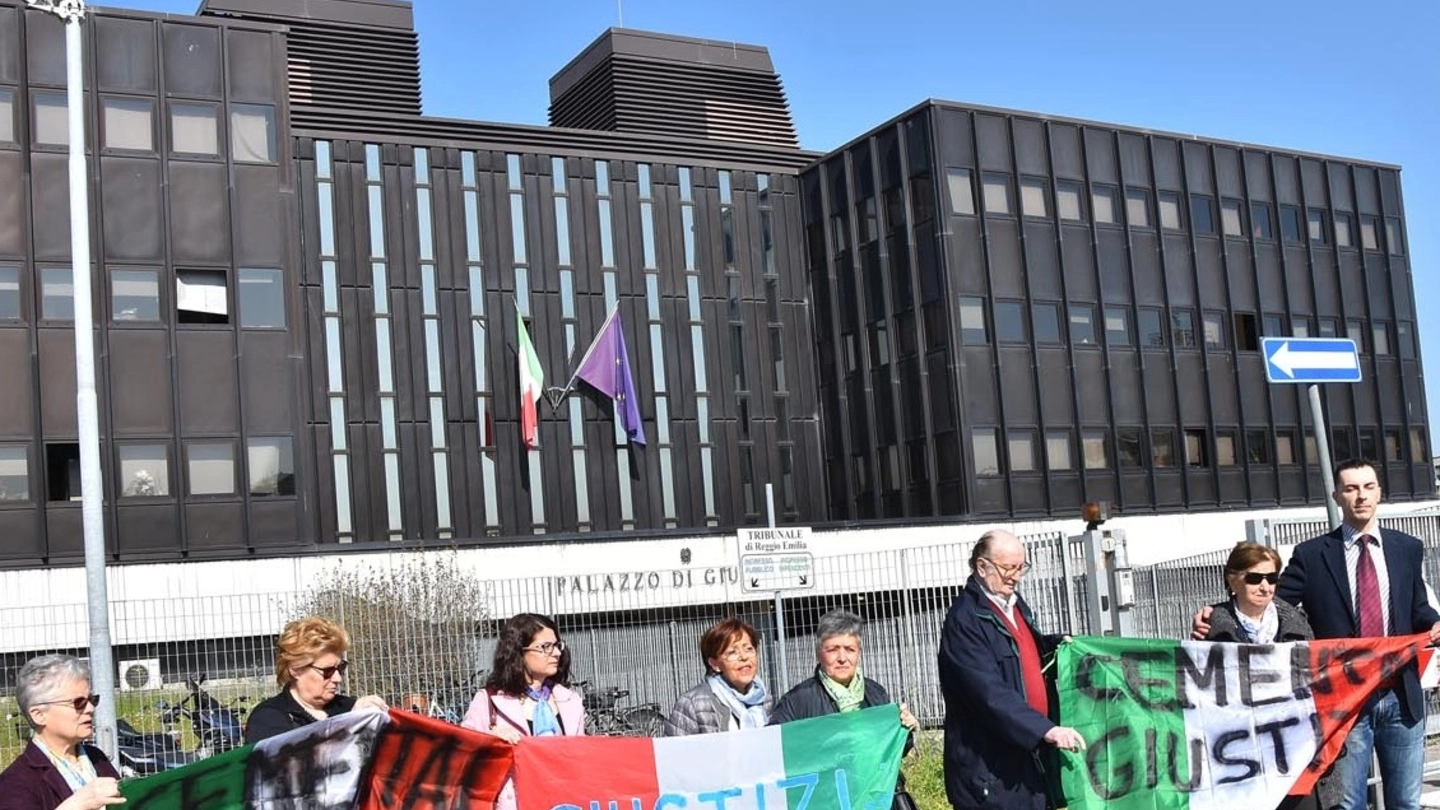 PRESIDIO Un gruppo di correggesi davanti al tribunale per chiedere giustizia per i morti e malati di amianto, a destra Andrea Nanetti