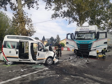 Incidente oggi a Bologna, furgoncino della Pubblica Assistenza si schianta contro un camion: due morti