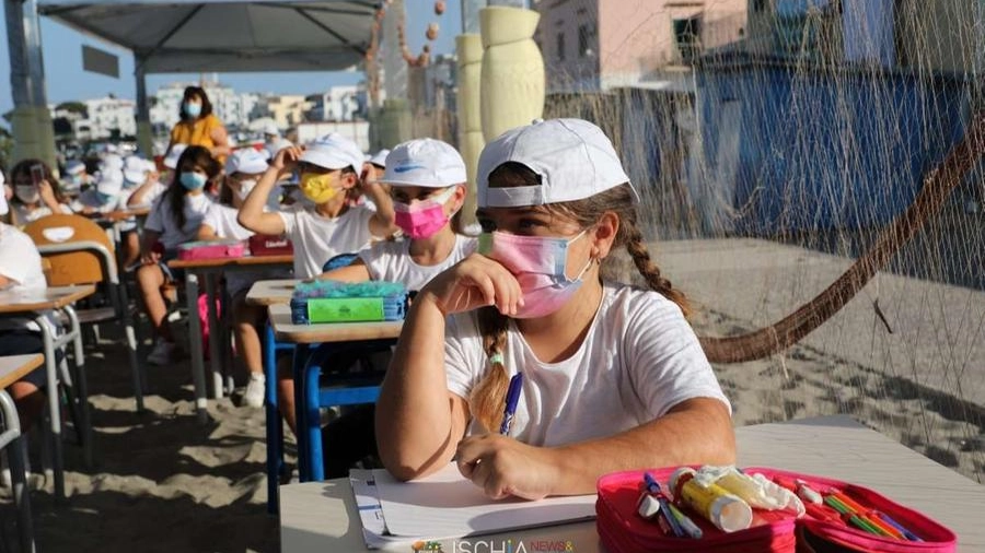 Bambini a scuola sulla spiaggia ma per la pandemia a Ischia e a Vasto