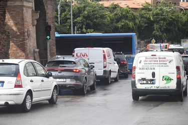 Incidente a Bologna oggi, via Saragozza bloccata e lunghe code