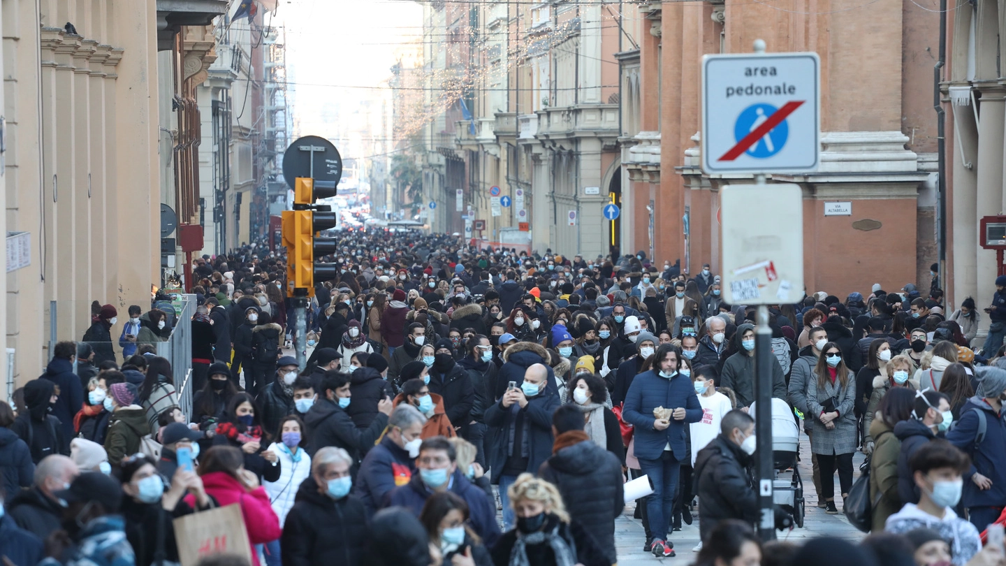 Bologna, centro preso d'assalto per lo shopping di Natale (FotoSchicchi)