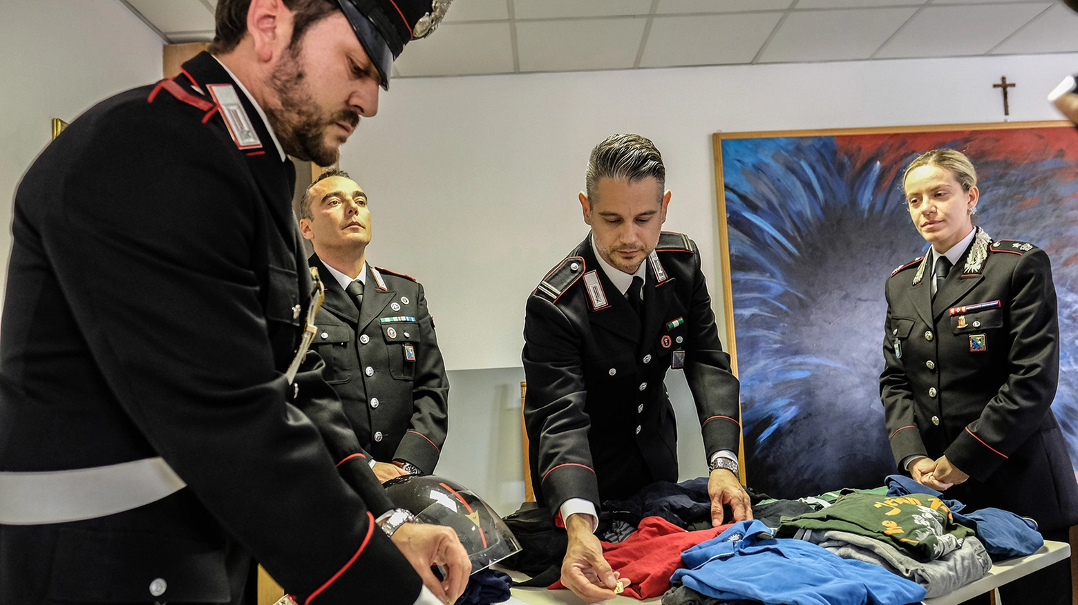 I carabinieri e la refurtiva recuperata (foto Print)
